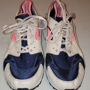 Nike  womans huarache shoes